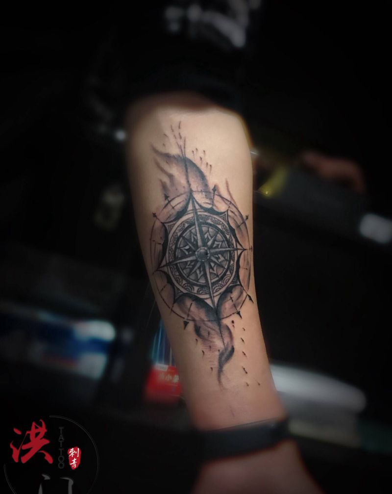 小臂指南针纹身图片_手臂新传统水墨纹身图案