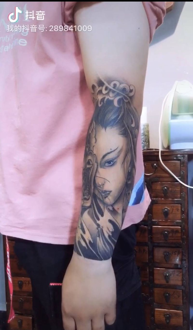小臂艺妓纹身图片_新传统纹身图案