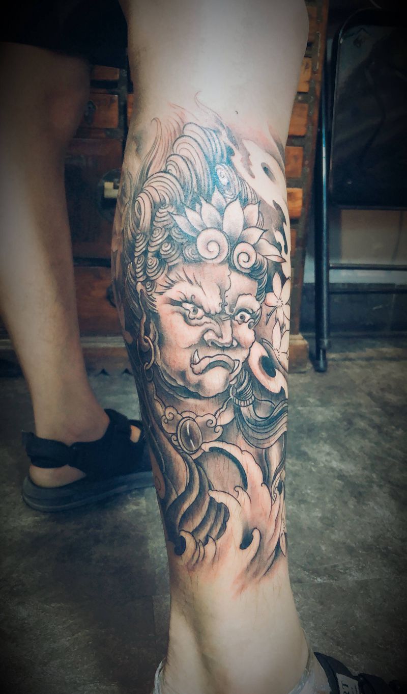 不动明王纹身图片_腿部新传统纹身图案