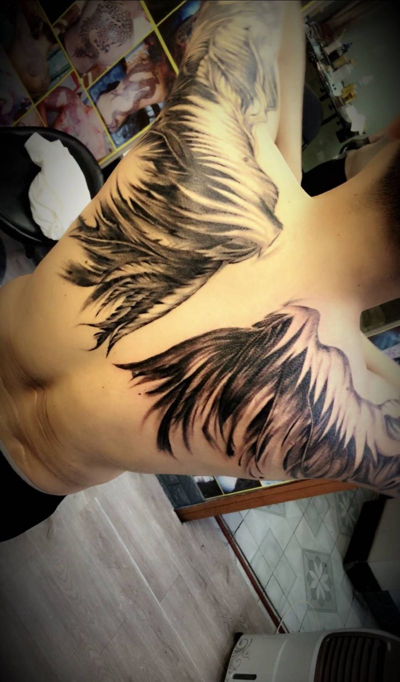 翅膀o纹身图片_背部纹身图案