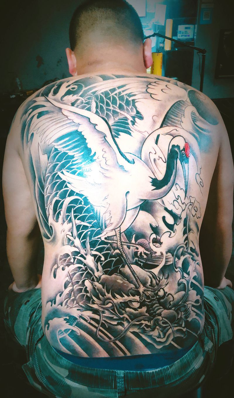仙鹤踏鳌纹身图片_背部新传统纹身图案