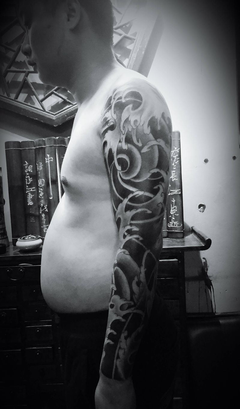 浪臂纹身图片_手臂纹身图案