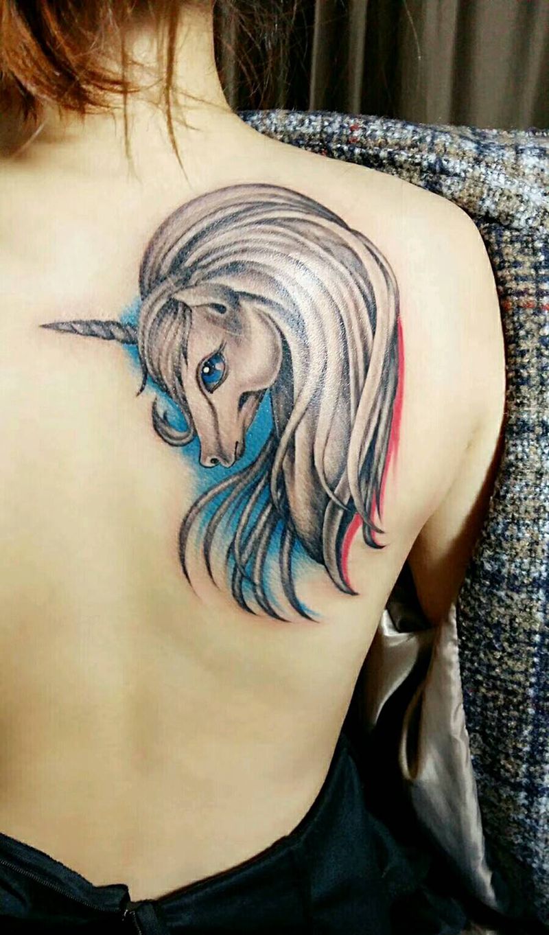 美女后背独角兽纹身图片