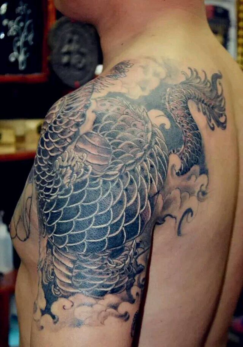 半甲龙纹身图片