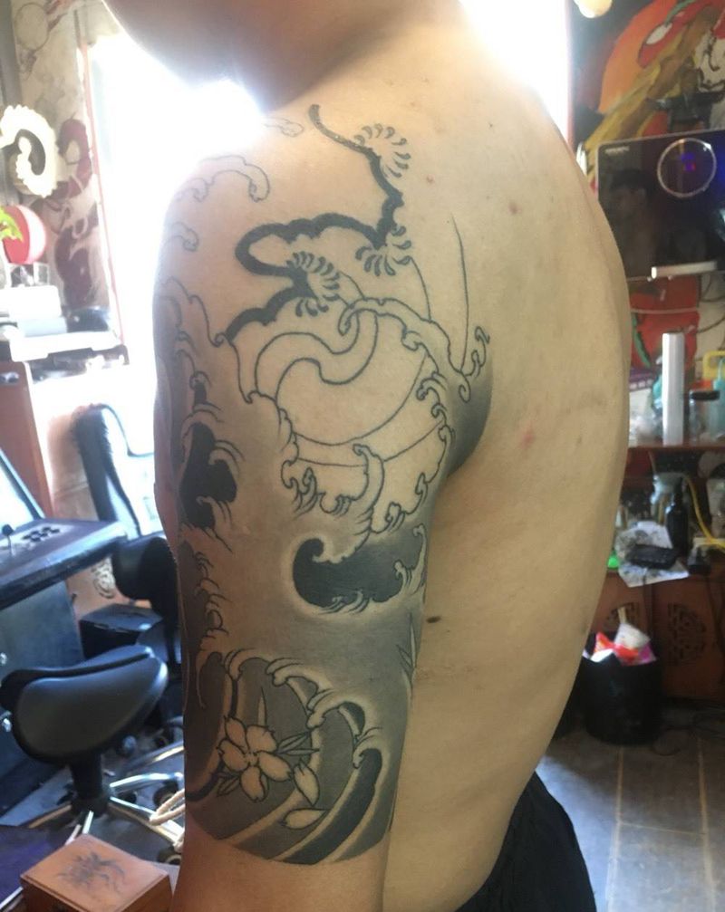 水浪包大臂纹身图片_手臂腿部新传统老传统浪臂纹身图案