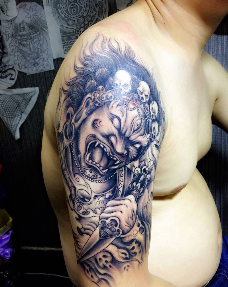 大臂冥王纹身图片