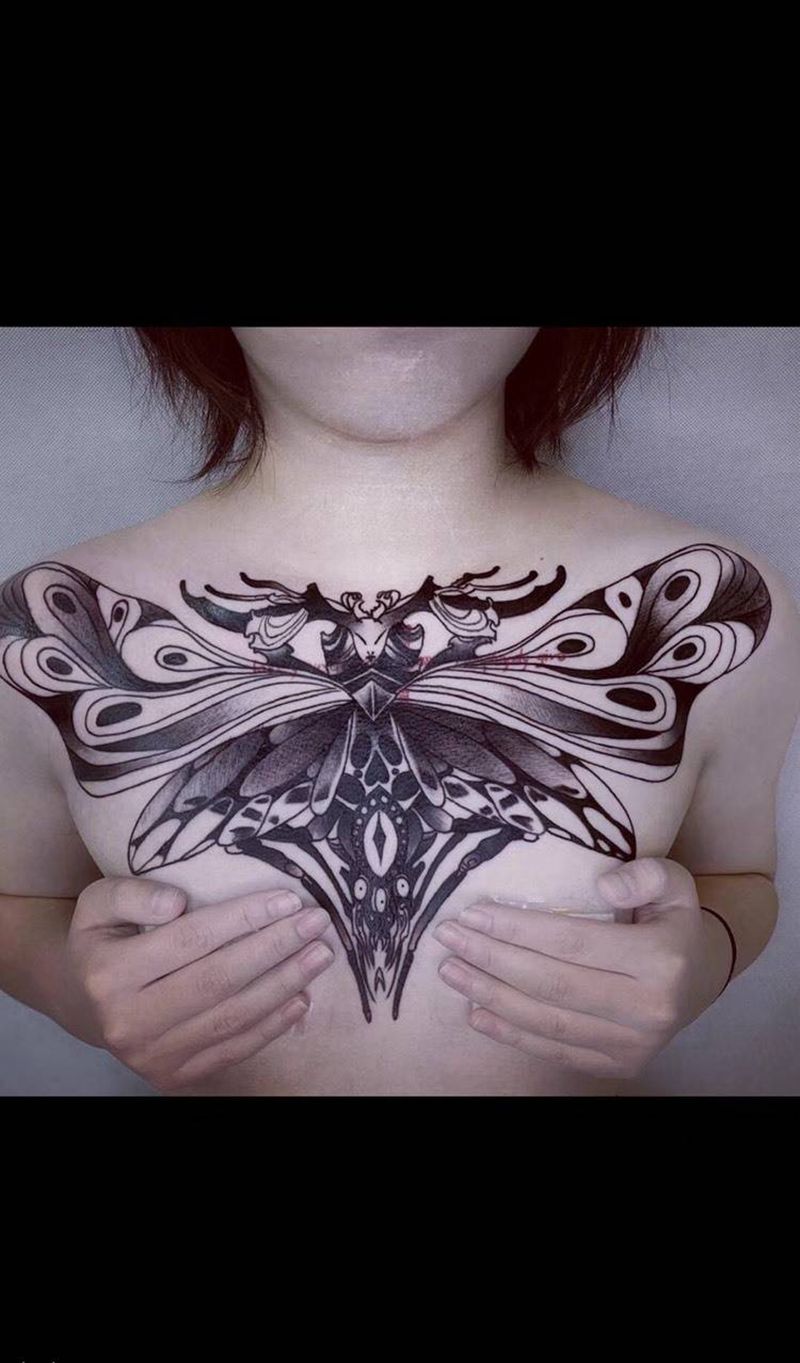 女生花胸纹身图片_胸部Old SchoolNew School暗黑纹身图案