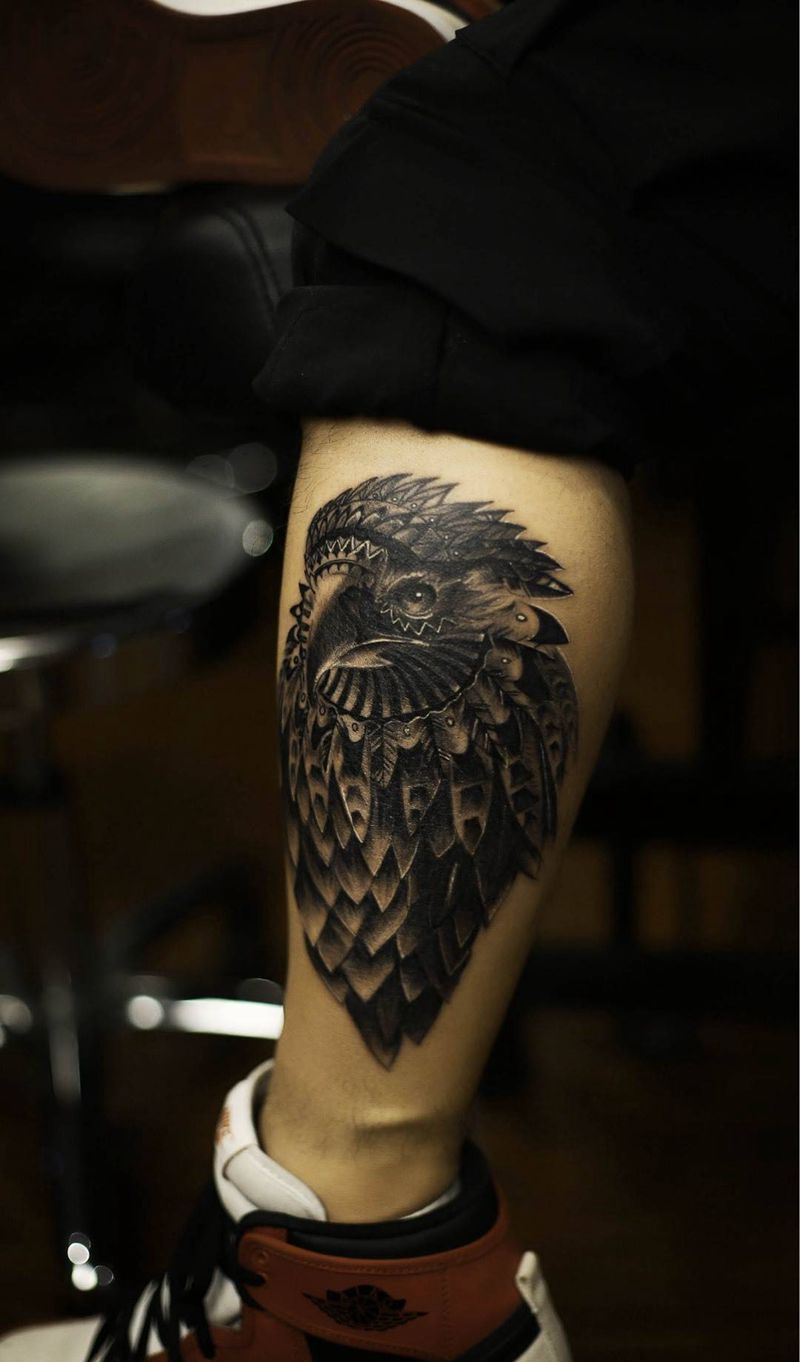 鹰隼纹身图片_动物写实腿部纹身图案