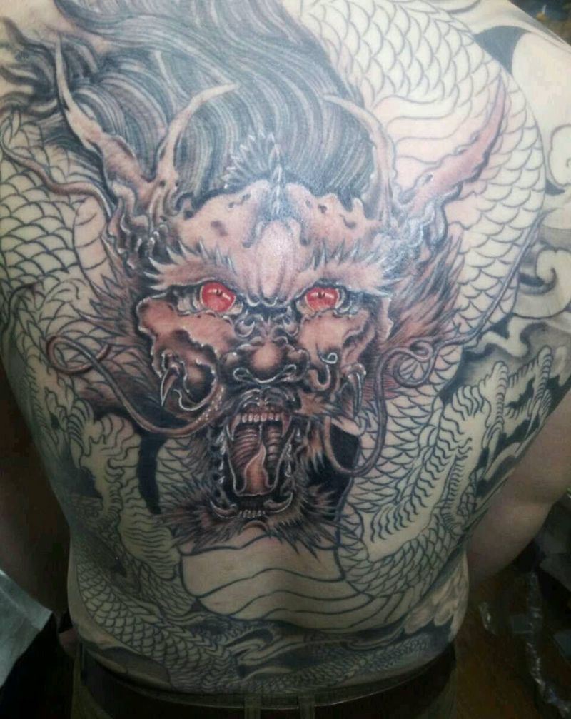 满背龙纹身图片