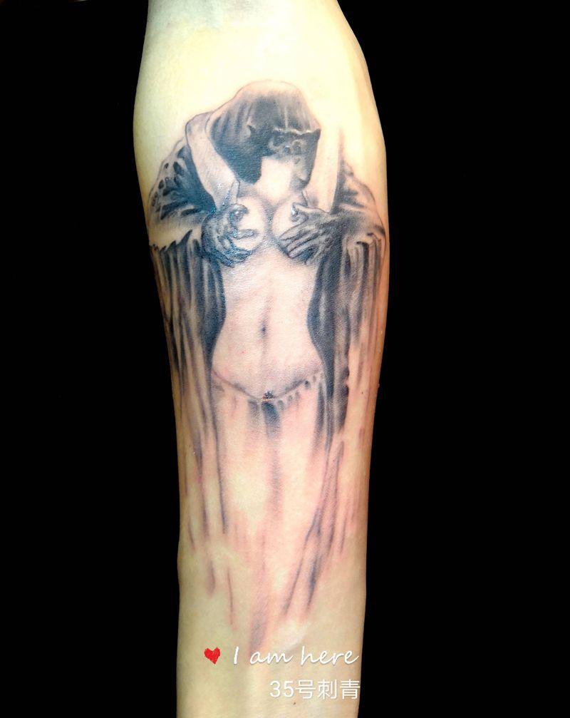 爱是魔鬼纹身图片_手臂欧美写实纹身图案