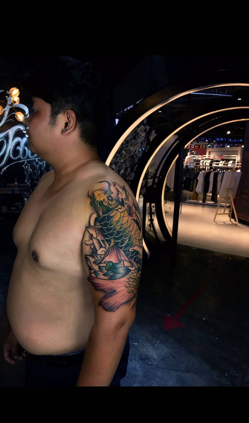 大臂鲤鱼纹身图片