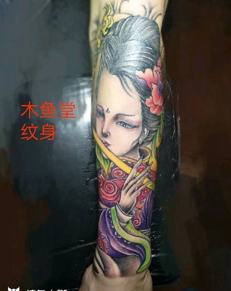 包小臂艺姬纹身图片