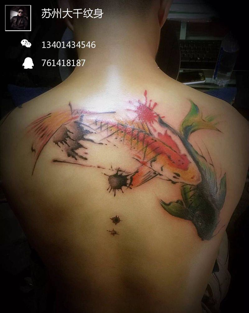 后背鱼纹身图片