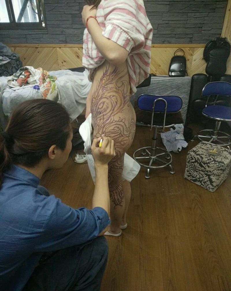 凤凰包腿，等待上色中纹身图片
