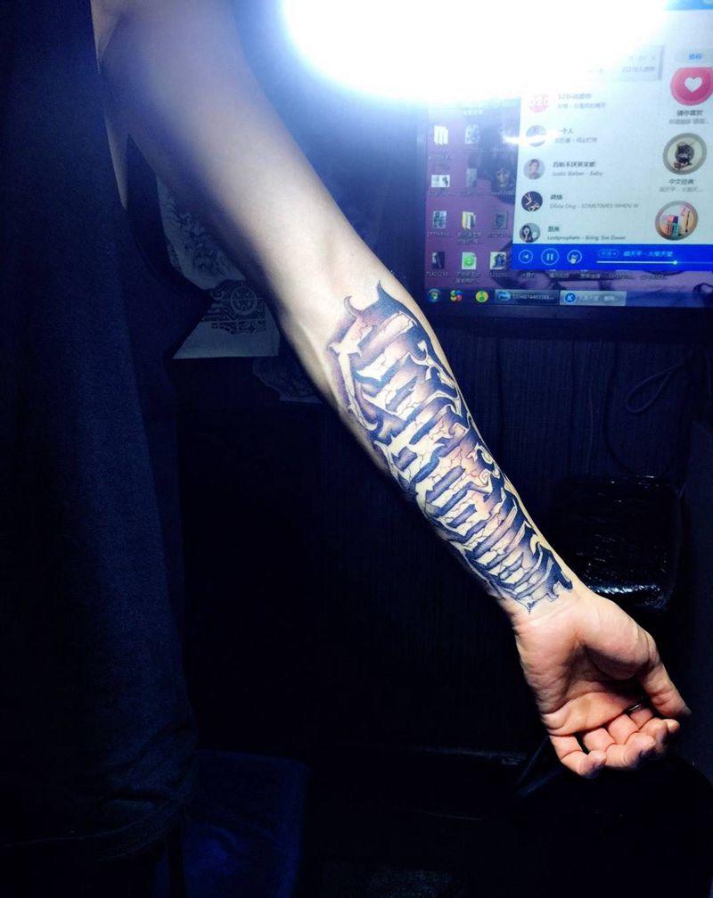 小臂花体字母纹身图片