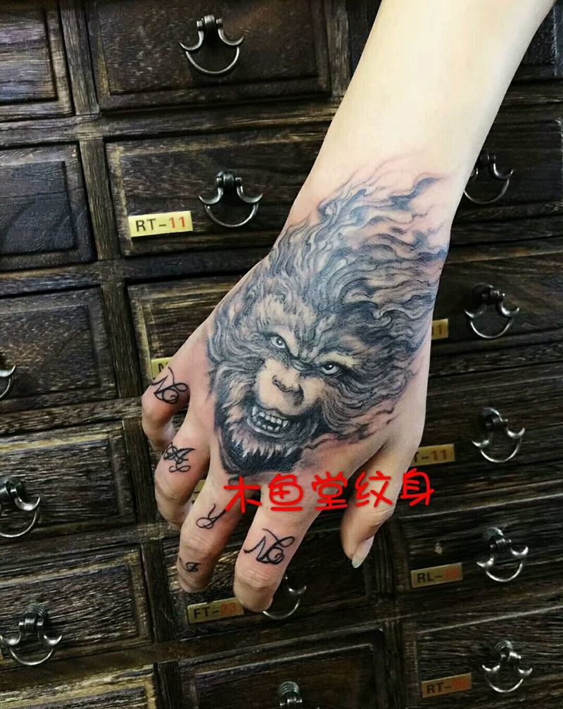 手背猴子纹身图片