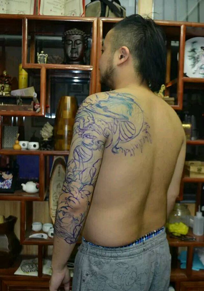花臂金龙。纹身图片
