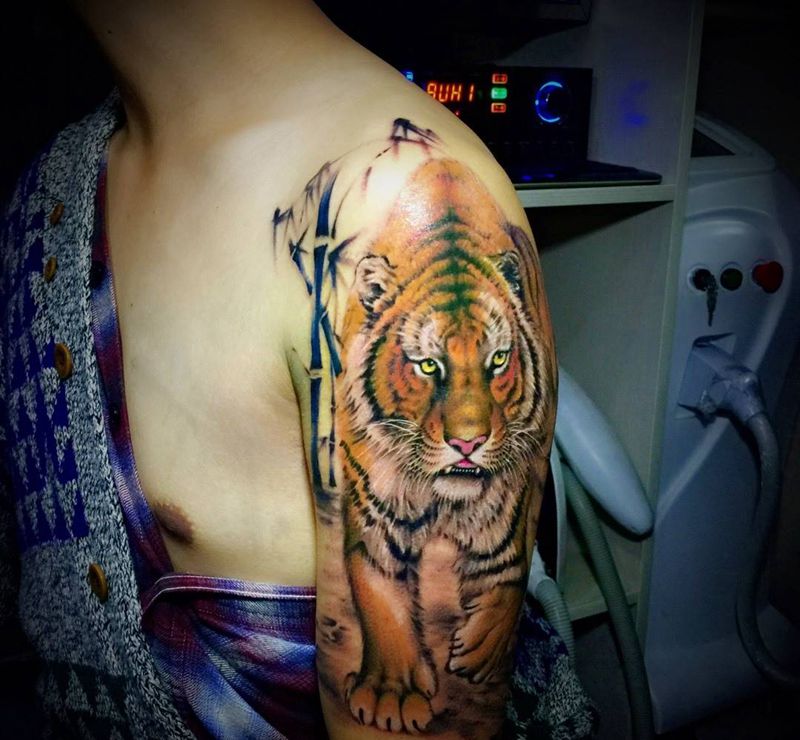 大臂虎纹身图片