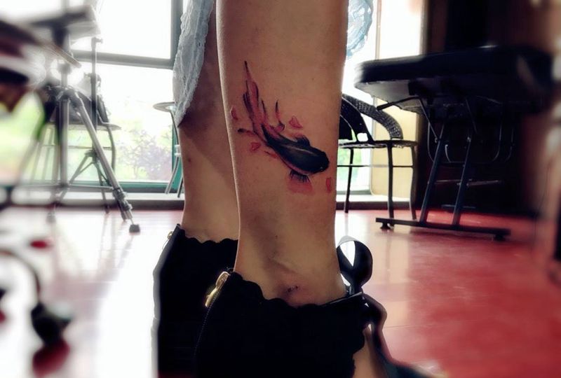 小腿 金鱼纹身图片