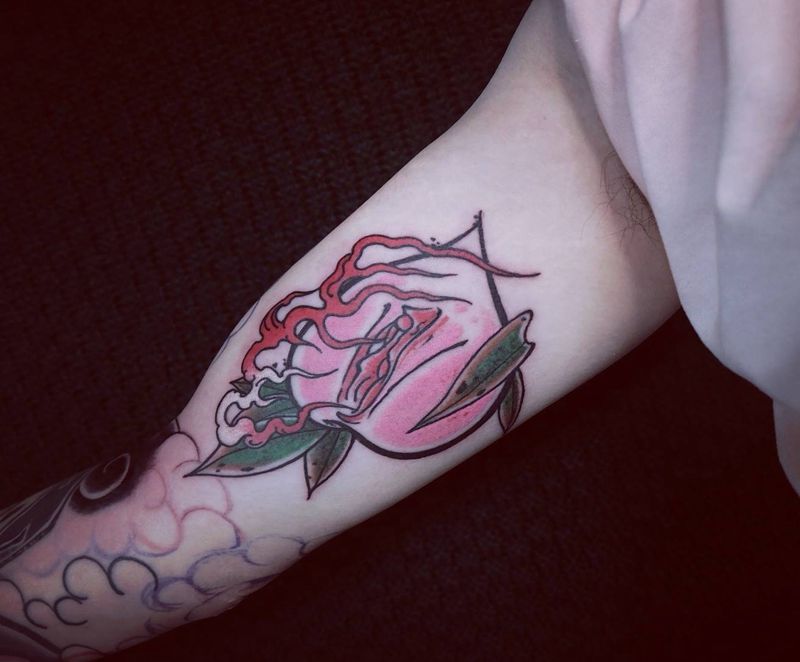 传统情趣桃儿纹身图片_手臂新传统纹身图案