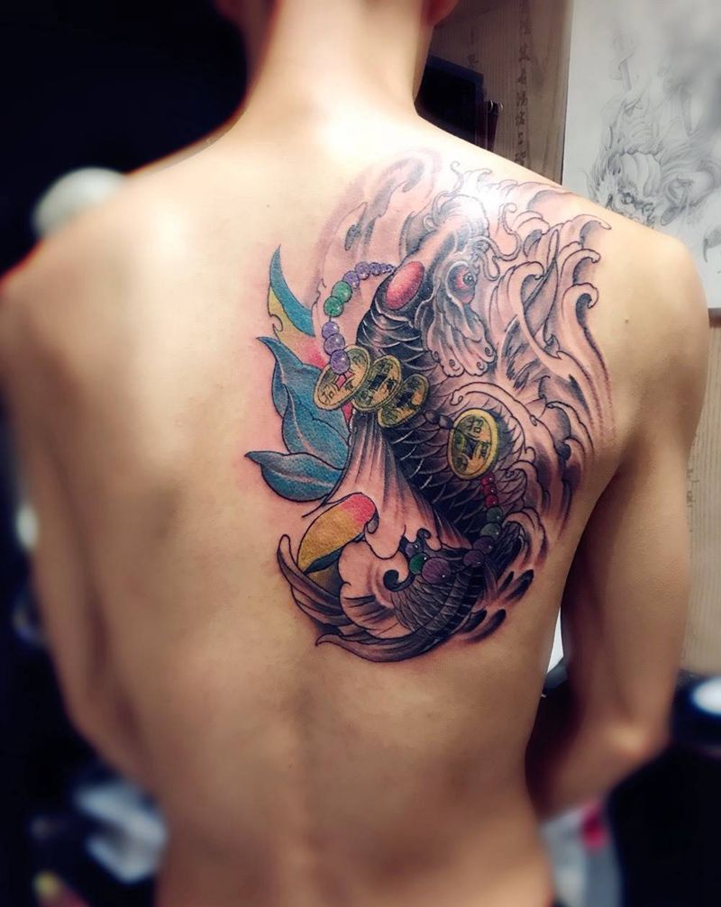 后背 肩部 招财鲤鱼纹身图片