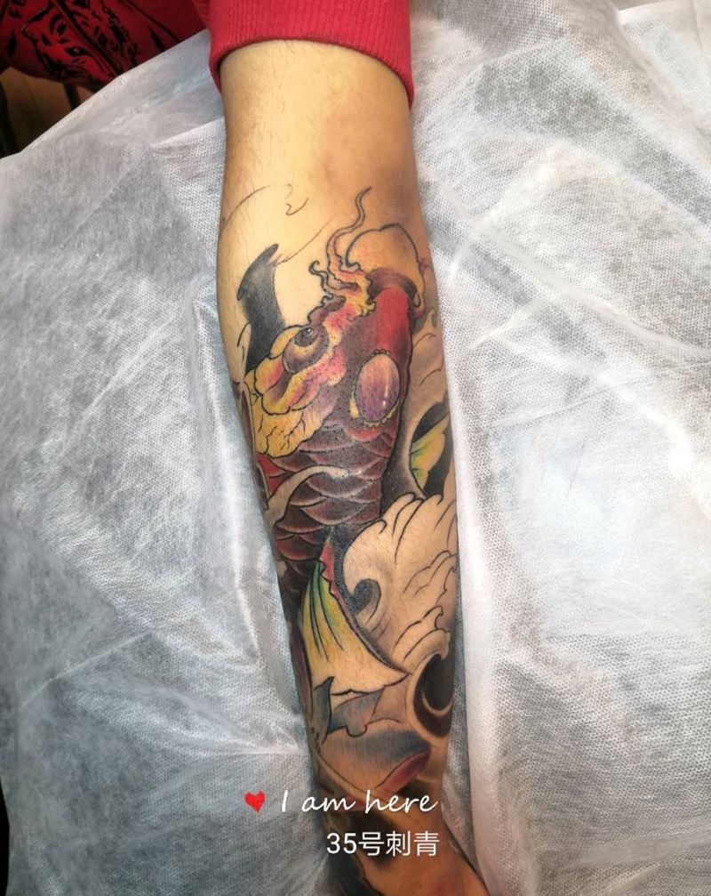 彩色锦鲤～纹身图片_手臂新传统纹身图案
