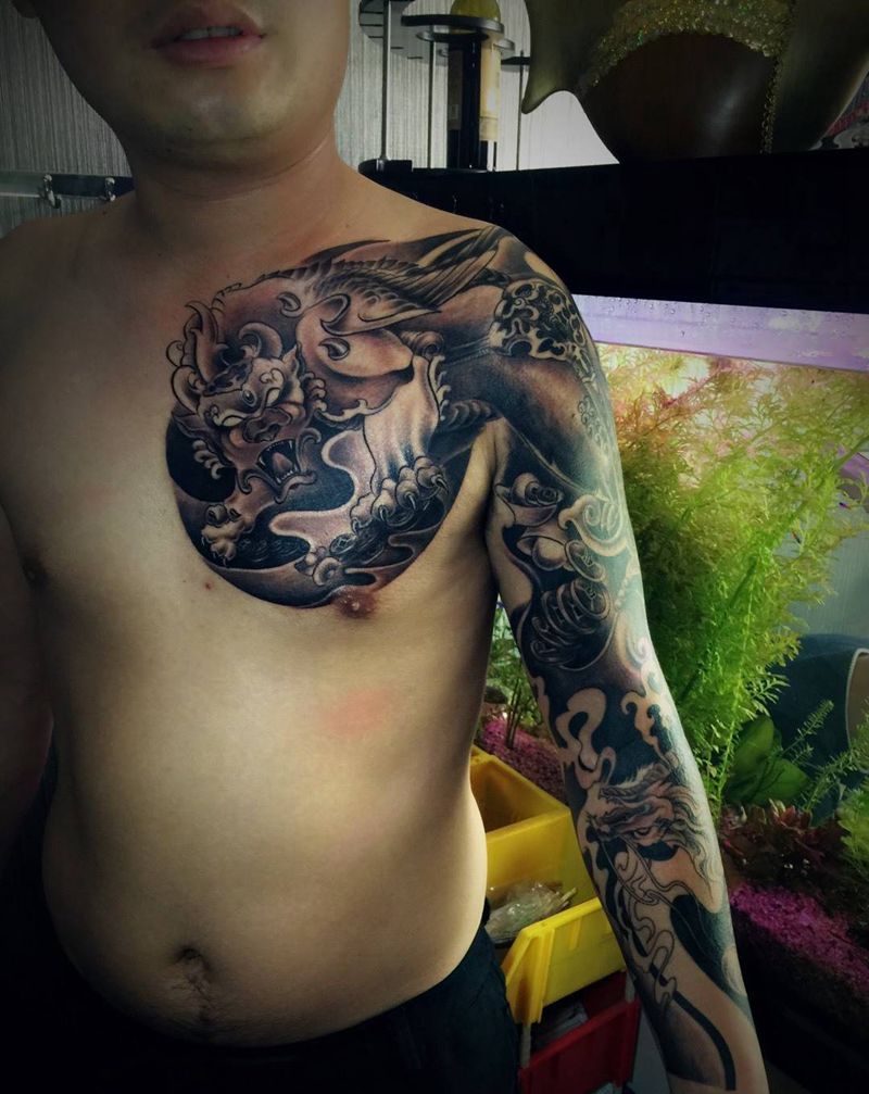 包臂连半甲刚完成纹身图片