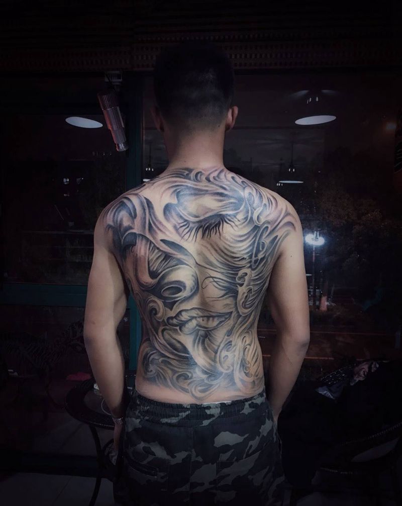 满背欧美人物纹身图片