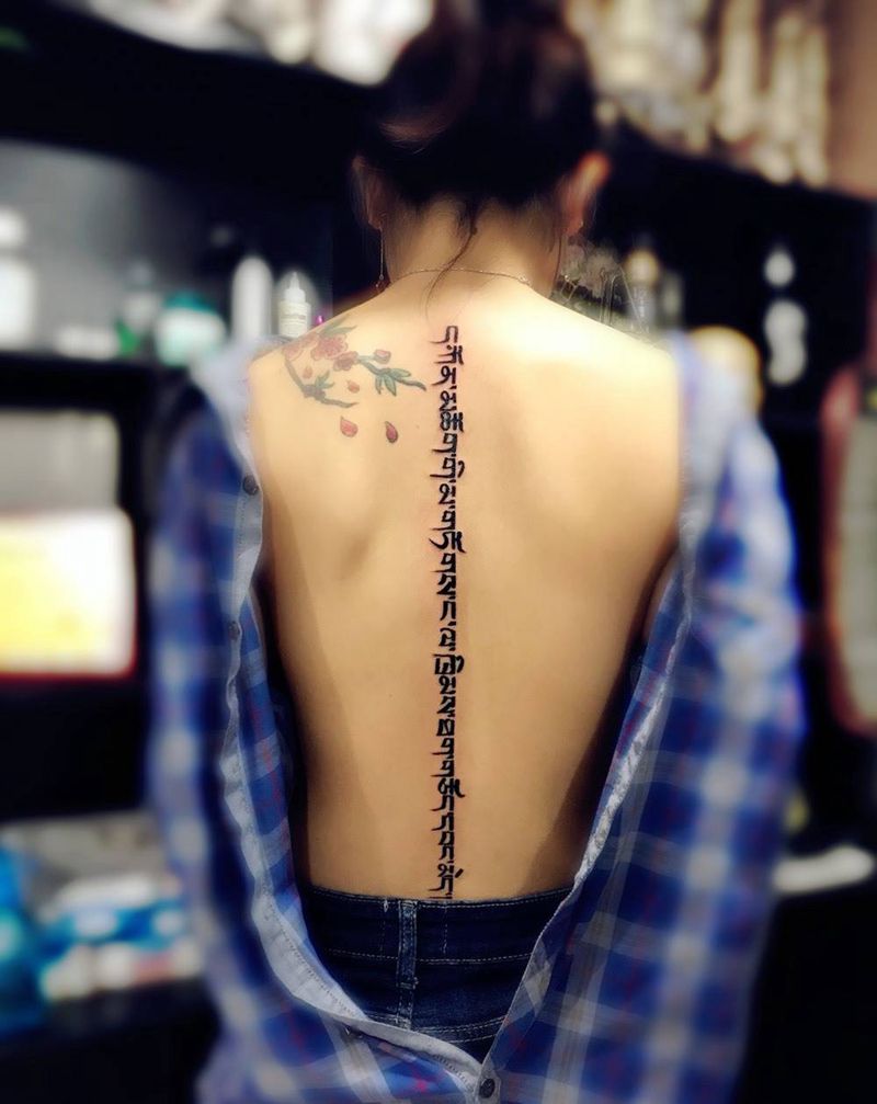 后背脊椎 藏文字纹身图片