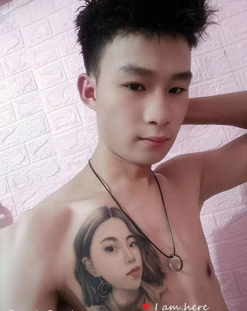 因为爱所以爱纹身图片_胸部欧美写实纹身图案