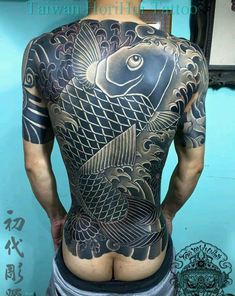 後背鯉魚水浪~臺灣刺魔彫暉刺青纹身图片_背部传统动物成品纹身图案