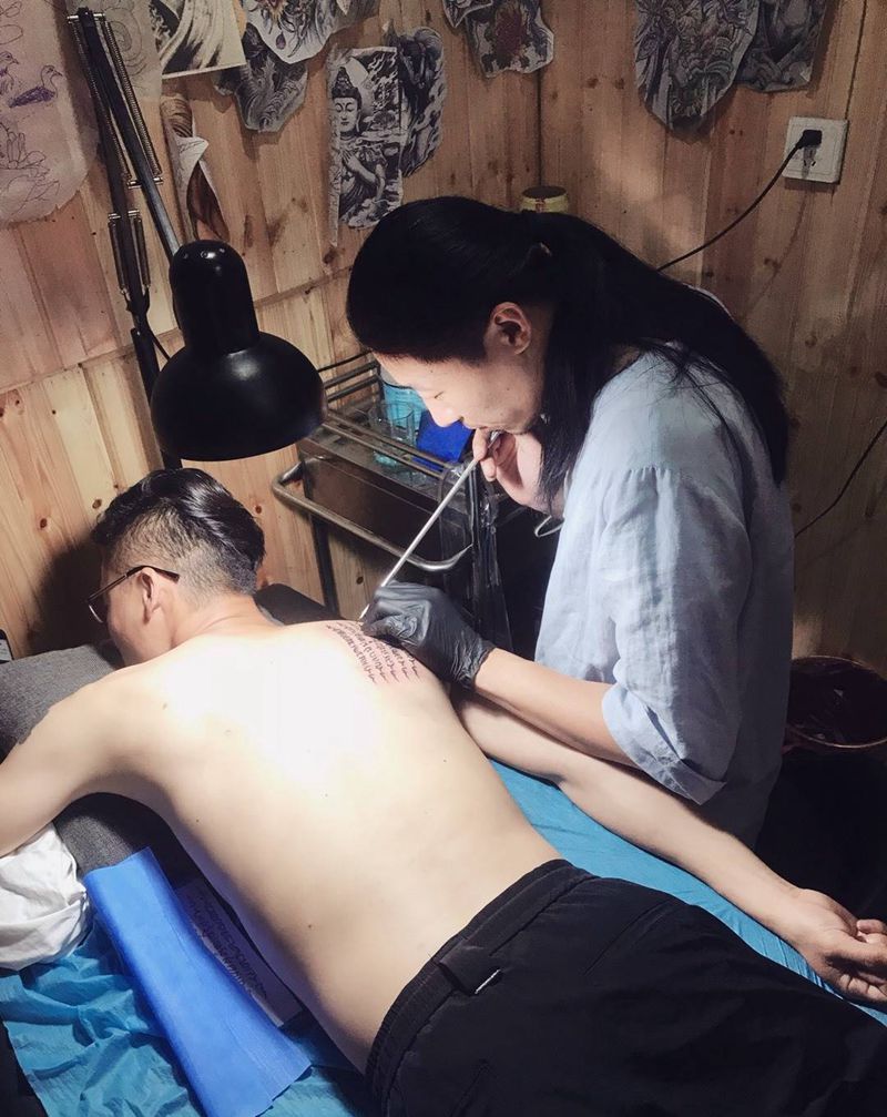 四条金纹身图片_肩部纹身图案