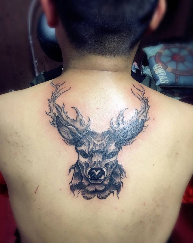 麋鹿纹身图片_成品背部传统动物纹身图案