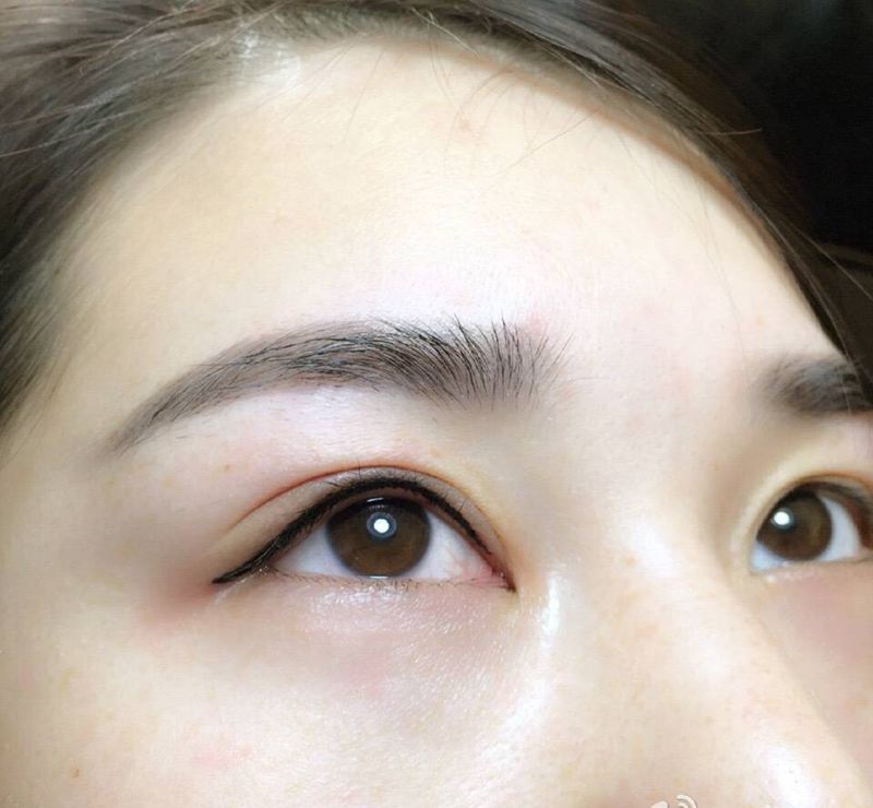 美瞳线一只和另一只的对比纹身图片