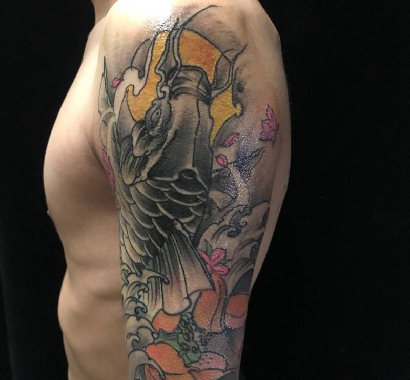 鲤鱼上色纹身图片_手臂纹身图案