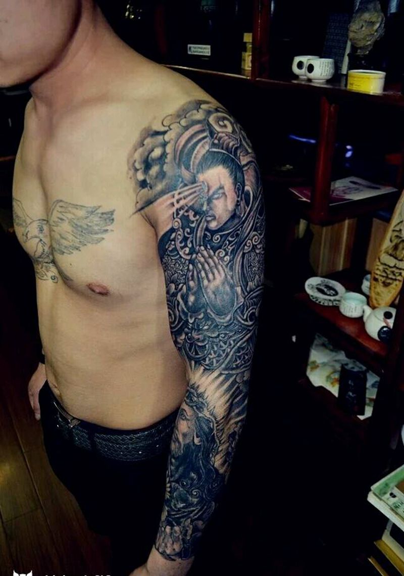 黑白花臂纹身图片_肩部手臂传统人物纹身图案