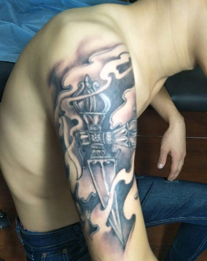 大臂金刚杵纹身图片