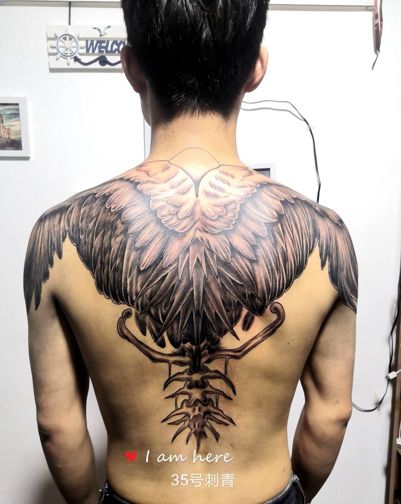 翅膀纹身图片_背部臀部欧美写实纹身图案