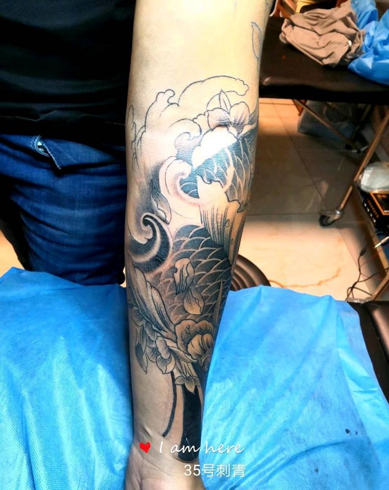 锦鲤遮盖纹身图片_手臂新传统纹身图案