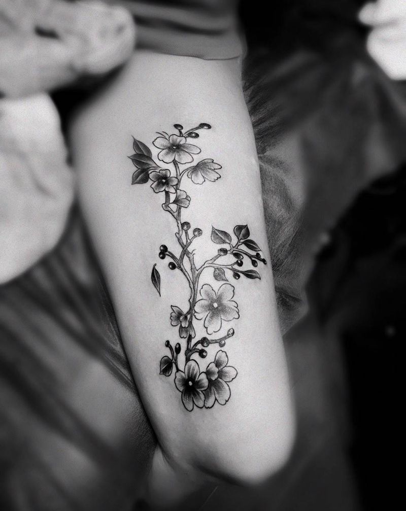 大腿 花（遮盖白癜风）纹身图片