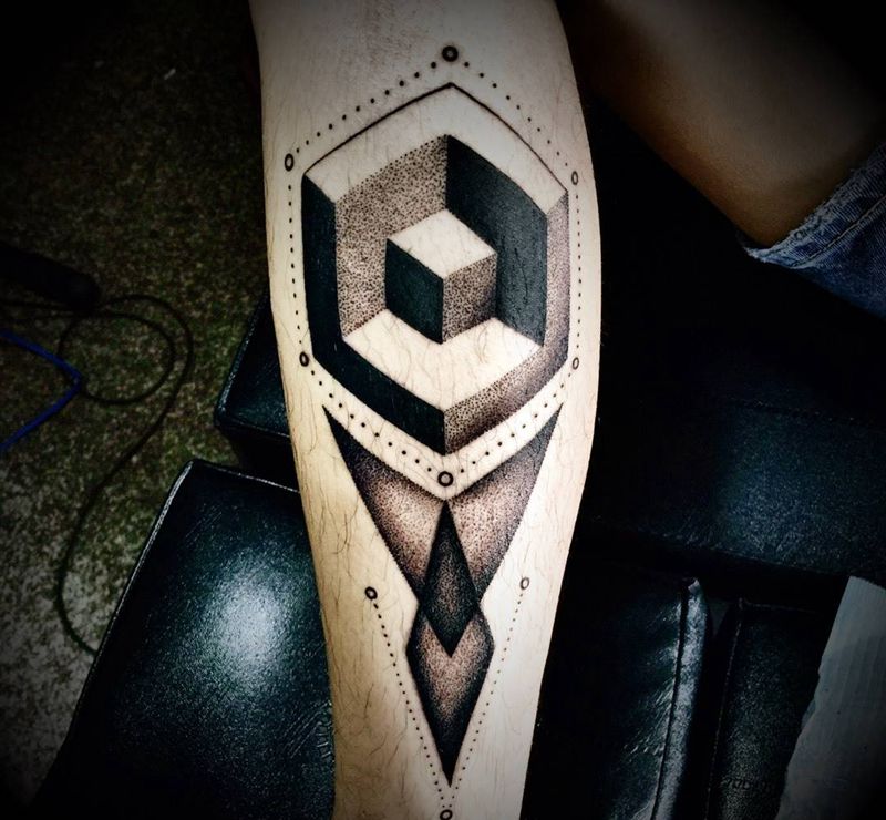 小腿外侧点刺纹身图片