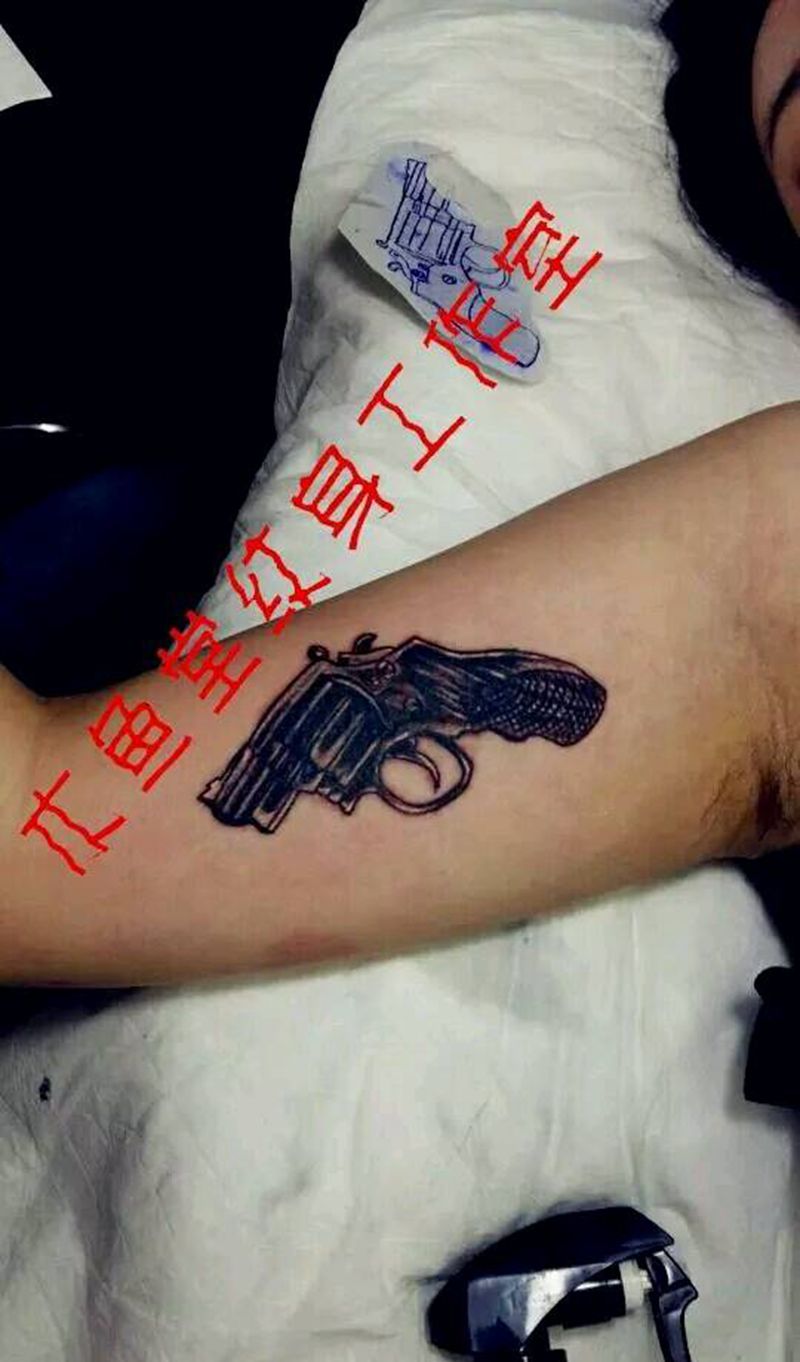 遮盖英文字母。纹身图片