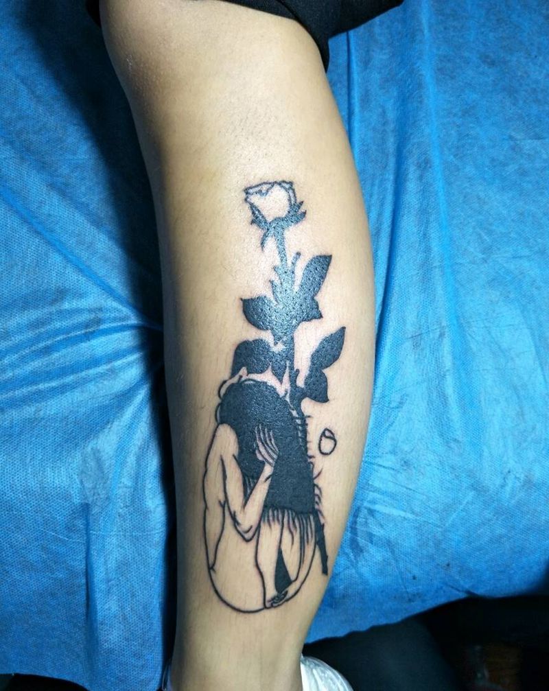 玫瑰下的女孩纹身图片