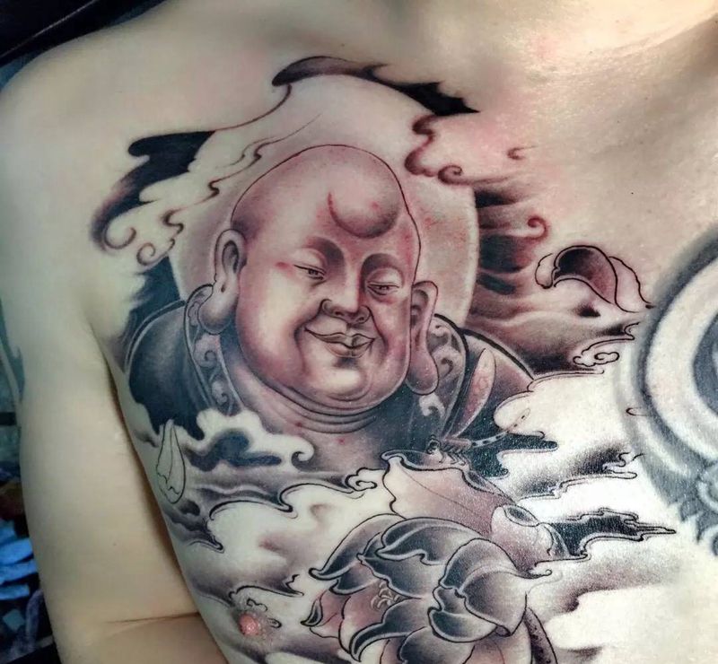 胸部人物纹身图片