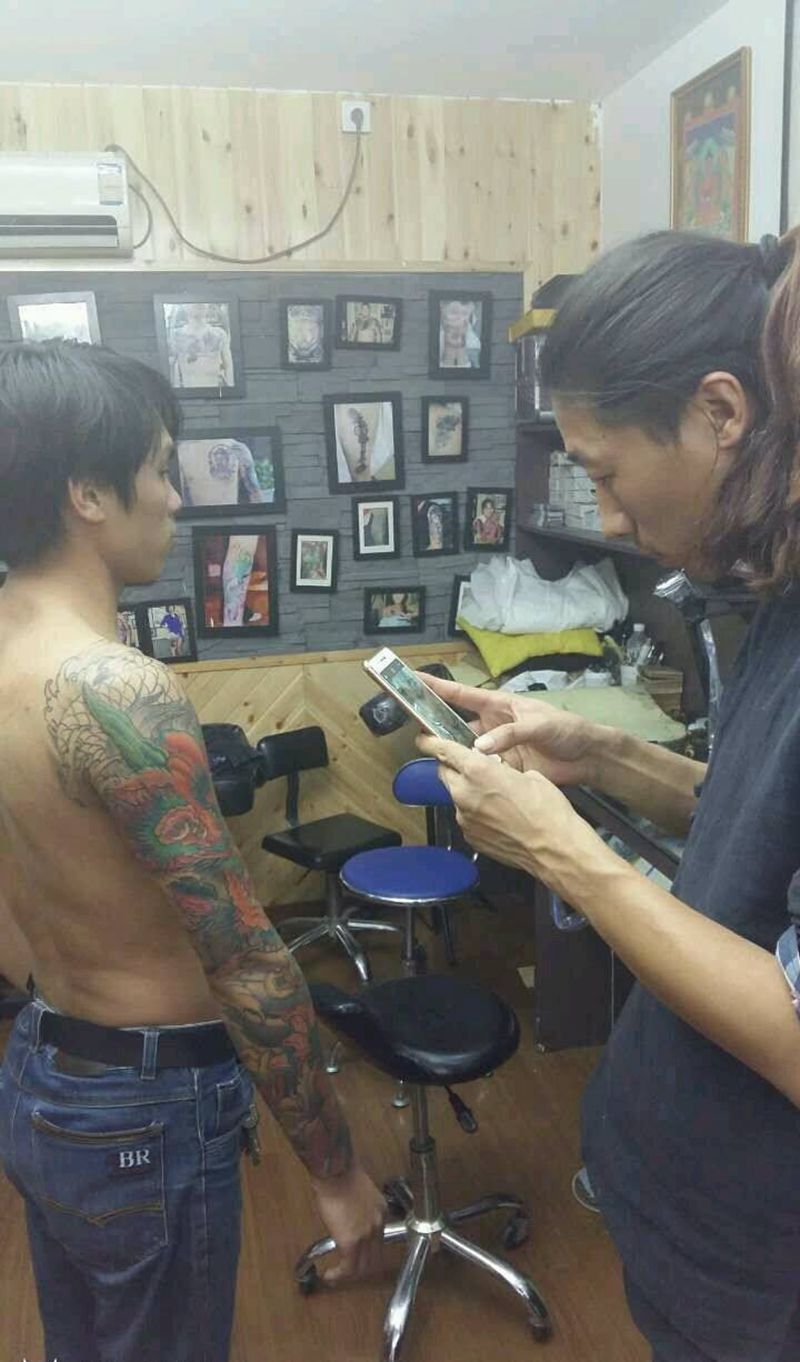 花臂龙。纹身图片