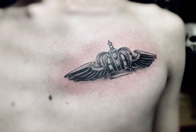 胸口 皇冠纹身图片