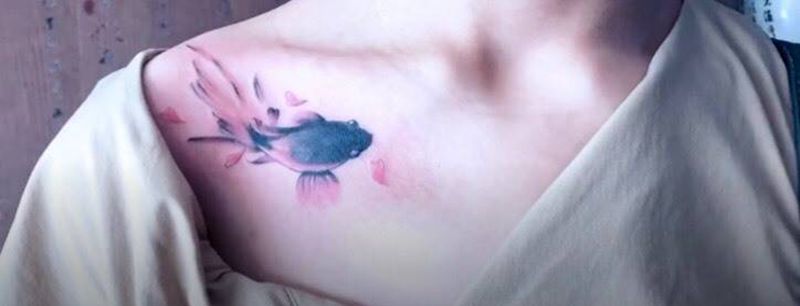 锁骨金鱼纹身图片