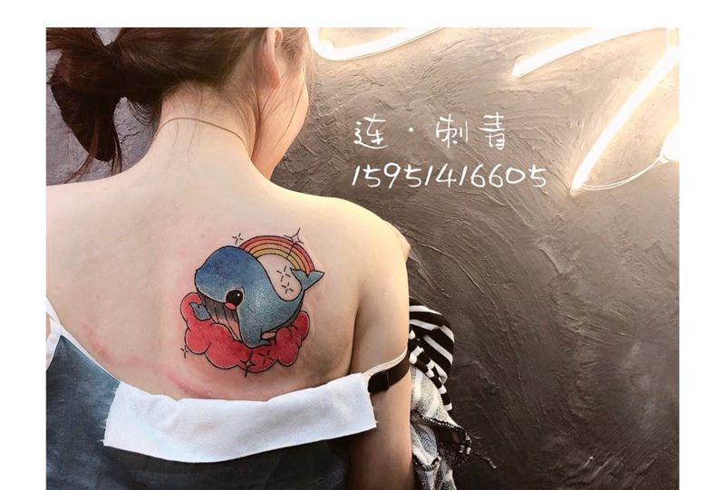 new school小海豚纹身图片_欧美肩部纹身图案