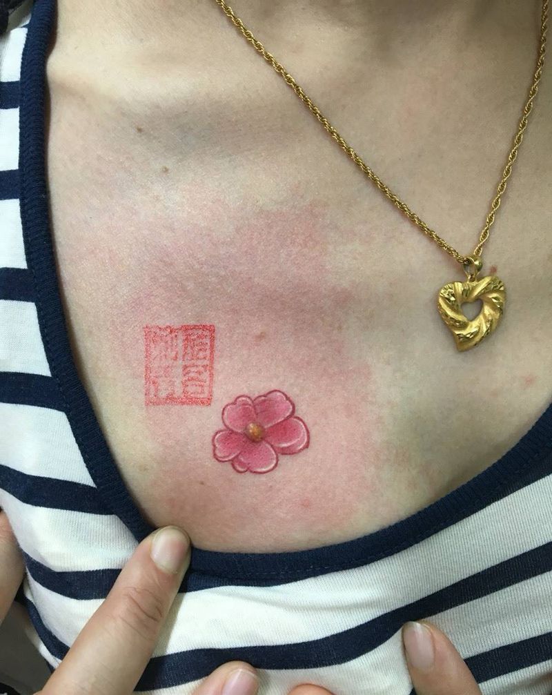 胸前小花纹身图案纹身图片_胸部清新植物纹身图案