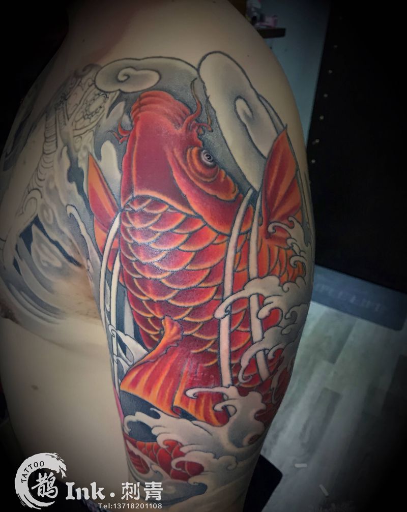 鲤鱼纹身图片_手臂新传统纹身图案